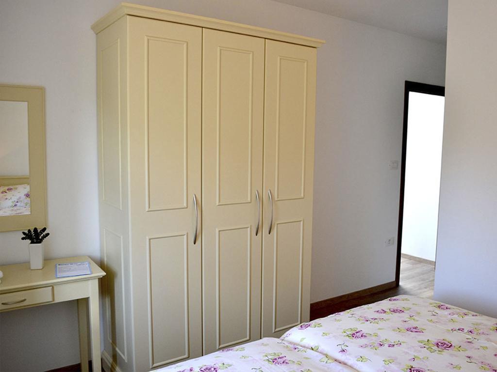 Holiday Home Mate Tinjan Habitación foto