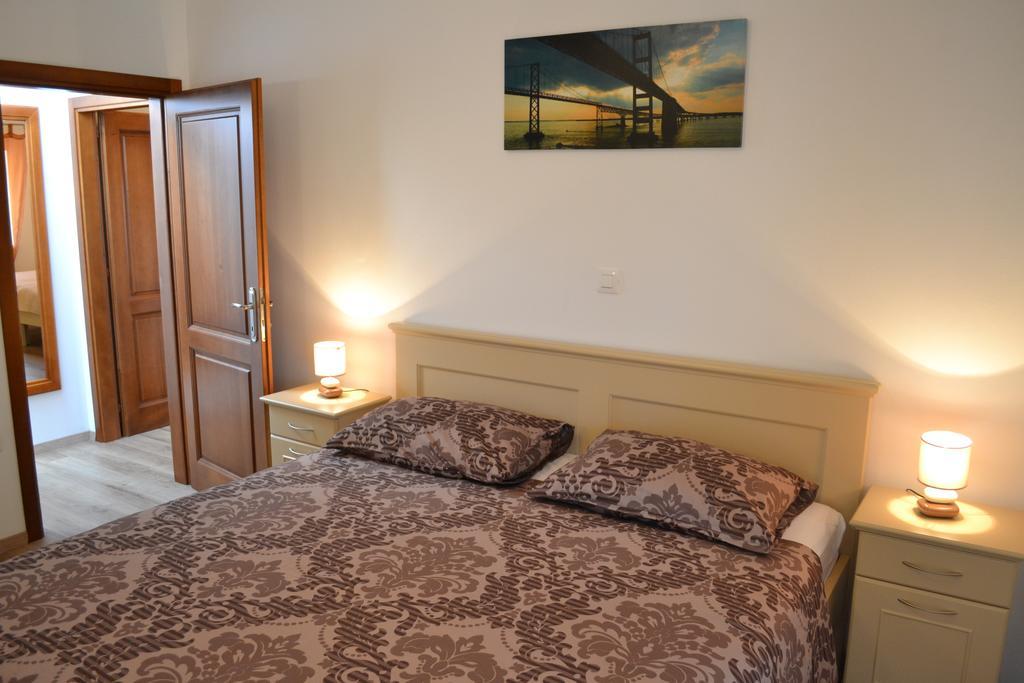 Holiday Home Mate Tinjan Habitación foto
