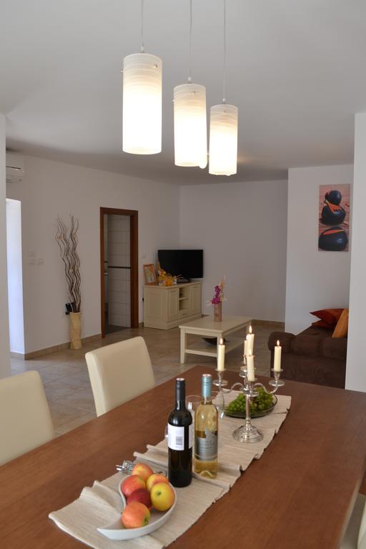 Holiday Home Mate Tinjan Habitación foto